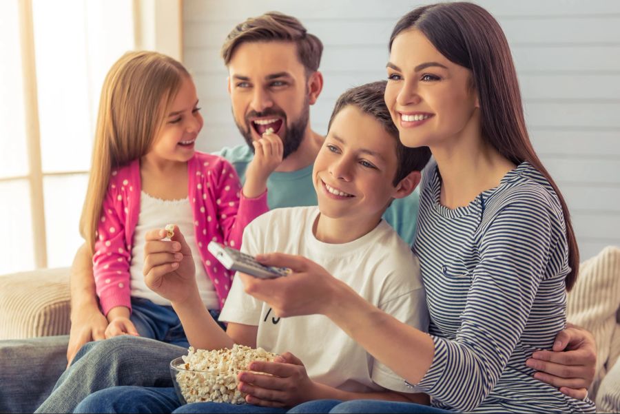 Familie beim Filmeabend