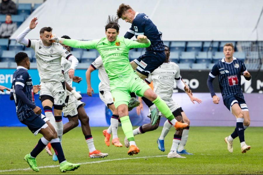 Eine Aktion mit Folgen: FCB-Keeper Marwin Hitz trifft seinen Teamkollegen Dominik Schmid mit der Faust im Gesicht.