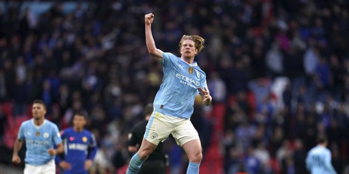 Kevin de Bruyne feiert den 1:0-Sieg von Manchester City über Chelsea. Manchester City Chelsea