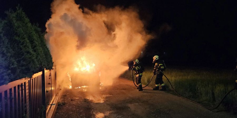 Das Auto eines Mitglieds der Zeugen Jehovas in der Gemeinde Premstätten im südlichen Bundesland Steiermark steht in Flammen.