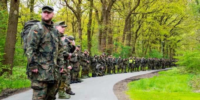 Am Sonntag waren 1200 Kräfte bei der Suche nach dem autistischen Jungen im Einsatz. Suche Arian Soldaten Waldweg