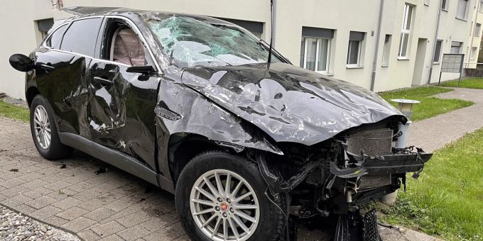 Hoher Schaden - Unfall mit Jaguar in Safenwil AG