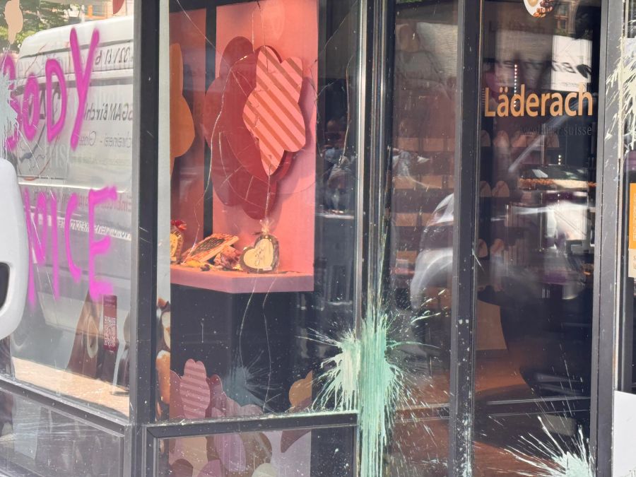 Die Schaufenster einer Läderach-Filiale wurde von Vandalen beschmiert.