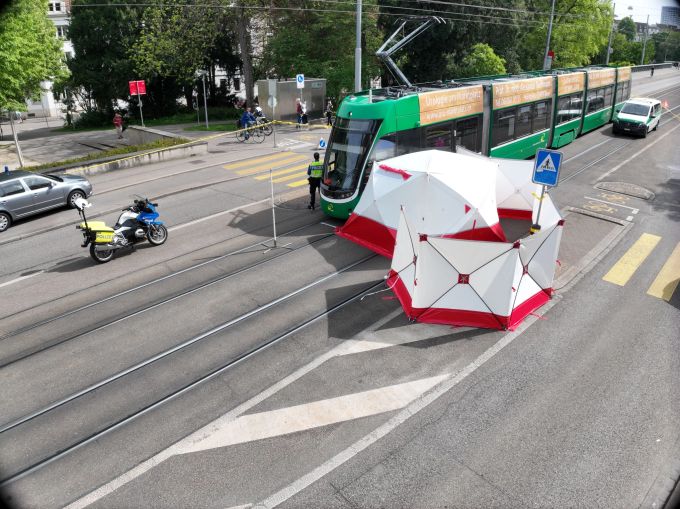 Die Tram erfasste die 85-Jährige auf dem Fussgängerstreifen. Unfall am Wettsteinplatz