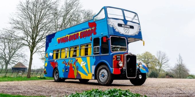 Die Malereien auf dem Tourbus sind von Beatles-Covern inspiriert. Die Malereien auf dem Tourbus sind von Beatles-Covern inspiriert.