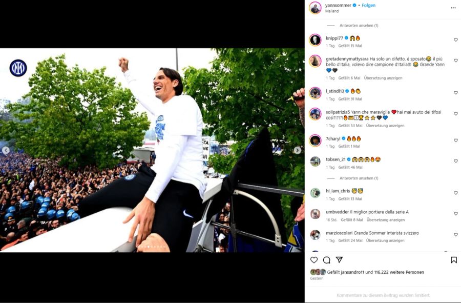 Yann Sommer jubelt der grossen Masse von Inter-Fans entgegen.