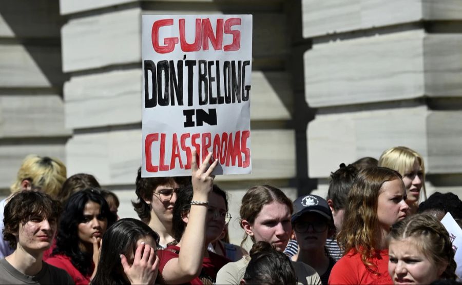 Ein Plakat mit der Aufschrift: «Waffen gehöhren nicht in Klassenzimmer.»