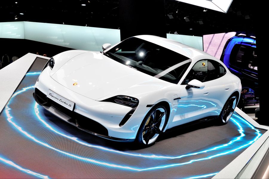 Mit dem Porsche Taycan hat der deutsche Autohersteller sein erstes vollelektrisches Serienfahrzeug auf den Markt.