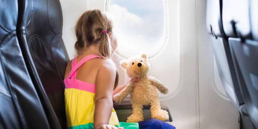 Quängeleien, Ängste und Langeweile an Bord: Eine Flugreise mit Kind kann Eltern schnell an den Rand des Wahnsinns bringen.