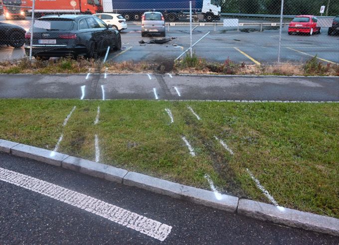 Der Autofahrer durchbrach einen Maschendrahtzaun. Maschendrahtzaun durchbrochen.