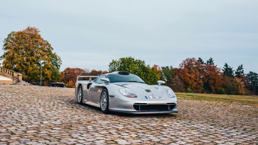 3. Der Porsche GT1 Strassenversion aus dem Jahr 1998 wurde 2017 für 5,6 Millionen Dollar versteigert. Der 800PS-Sportwagen beschleunigt von 0 auf 100 km/h in 3,6 Sekunden.