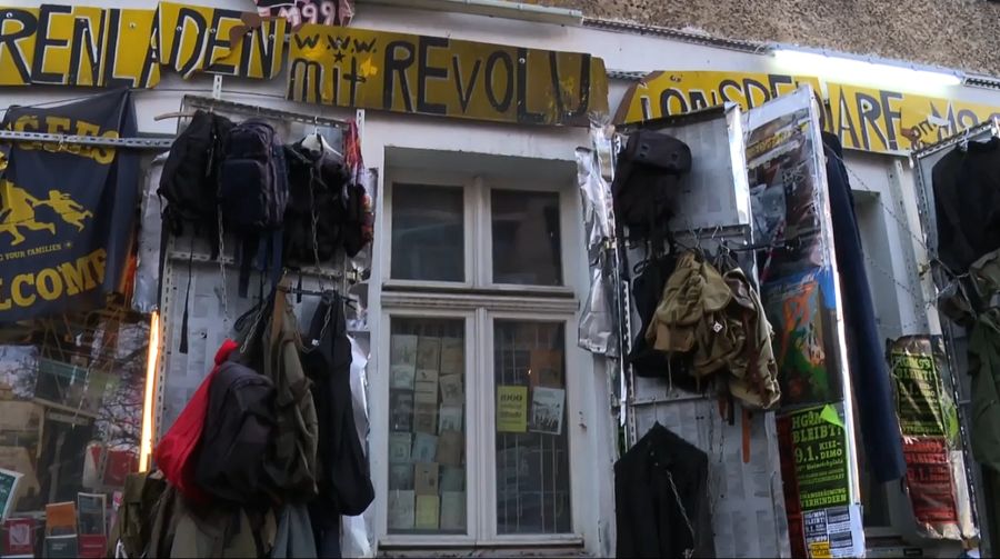 Der 67-Jährige «HG» hat im Schaufenster seines Gemischtwarenladens «M99» ein Plakat gegen Judenhass aufgehängt.