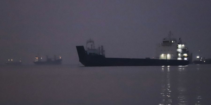 ARCHIV - Vor Sonnenaufgang liegen Frachtschiffe in der Straße von Hormus vor Bandar Abbas vor Anker. Foto: Amirhosein Khorgooi/ISNA via AP/dpa/Archivbild