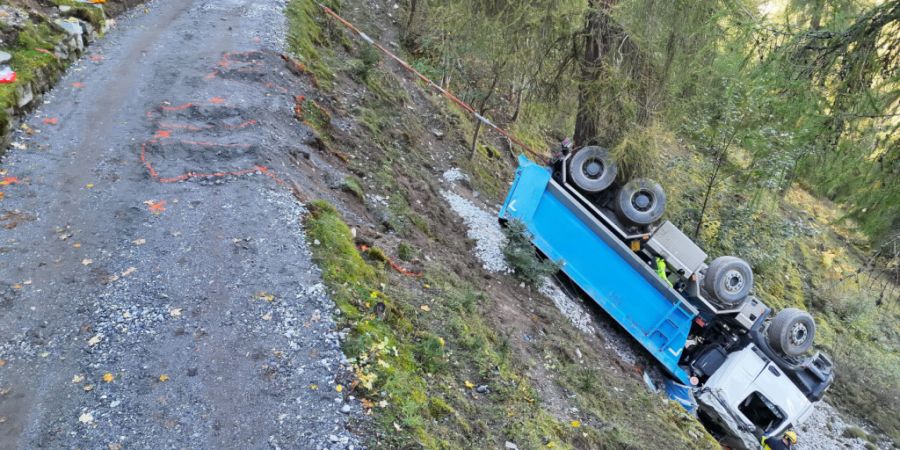 Der Lastwagenfahrer konnte sich verletzt aus dem bei Tschiertschen in Graubünden umgekippten Lastwagen befreien.