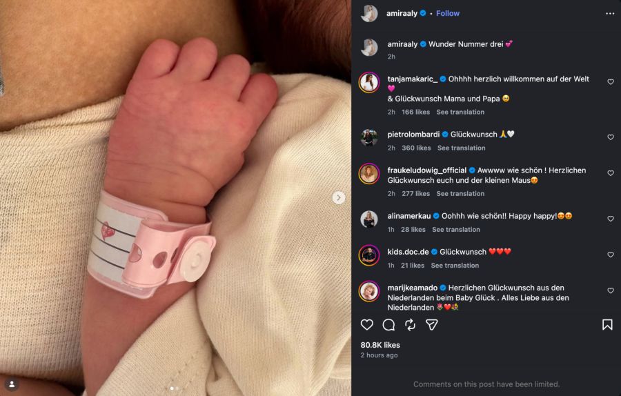 Amira Aly Tochter Hand
