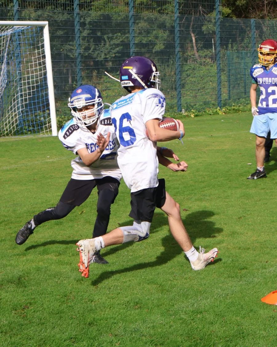 Polysportiv: In Fiesch kommen die Schulkinder auch mit American Football in Berührung.