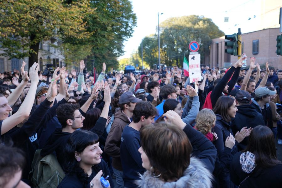 Sie protestieren gegen hohe Lebenshaltungskosten, teure Mieten und schlecht ausgerüstete Schulen.