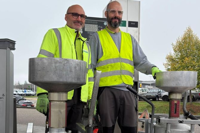 Die beiden Eichmeister Uwe Kurle (l.) und Martin Osterwalder zeigten an einer Medieninformation als praktisches Beispiel die Eichung einer Tanksäule.