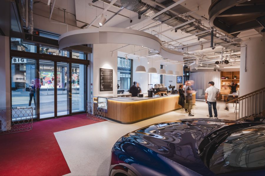 Nicht die Autos, sondern das Café lockte Hans Schlotzhauer in den Cadillac-Showroom.