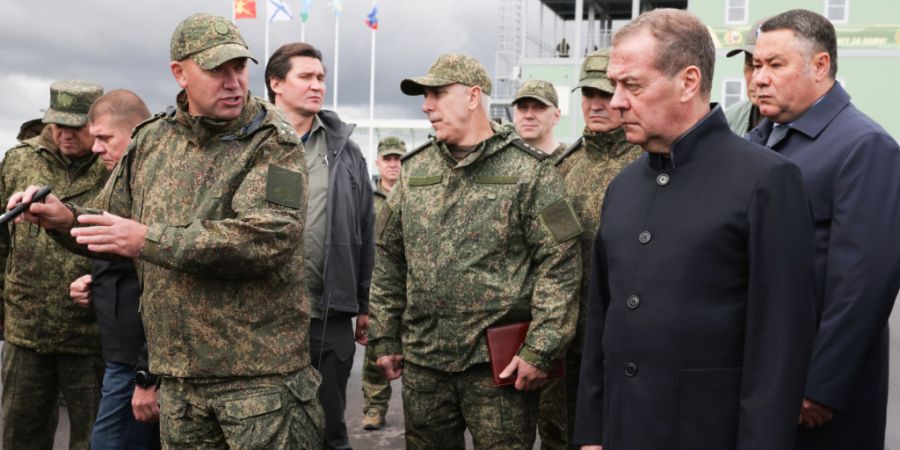 ARCHIV - Der stellvertretende Vorsitzende des russischen Sicherheitsrates und Vorsitzende der Partei «Geeintes Russland», Dmitri Medwedew (2.v.r), besucht eine Ausstellung im Nordwest...