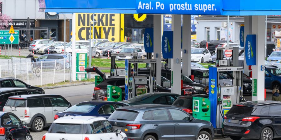 ARCHIV - Fahrzeuge mit deutschen Kennzeichen stehen an einer Tankstelle im polnischen Slubice. Foto: Patrick Pleul/dpa