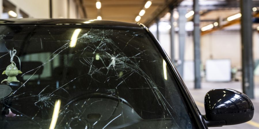 Auch Autogaragen hatten nach dem Hagelsturm Ende Oktober viel zu tun. (Archivbild)