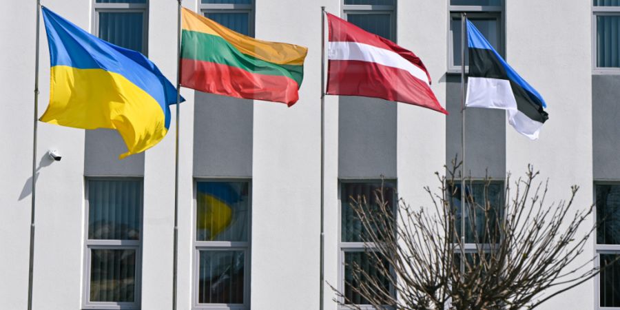 ARCHIV - Die Flaggen der Ukraine (l-r), von Litauen, von Lettland und von Estland wehen. Foto: --/https: