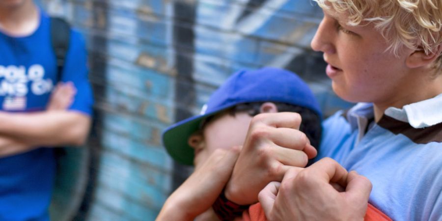 Eine Würge-Mutprobe wurde in Dübendorf ZH gefährlich für einen 15-Jährigen. (Symbolbild, gestellte Szene)