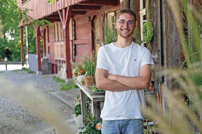 Roman Bollhalder berät seit März Kundschaft an der Hinterdorfstrasse in Zuzwil. Im Januar übernimmt er die Geschäftsführung. - Linda Bachmann