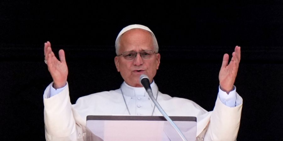ARCHIV - Papst Leo XIV. erteilt seinen Segen, während er im Vatikan vom Fenster seines Arbeitszimmers mit Blick auf den Petersplatz das Mittagsgebet «Angelus» spricht. Foto: Andrew M...