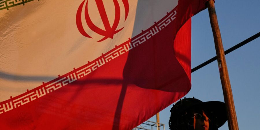 ARCHIV - Eine Frau mit einer iranischen Flagge in Teheran. Foto: Vahid Salemi/AP/dpa/Archivbild