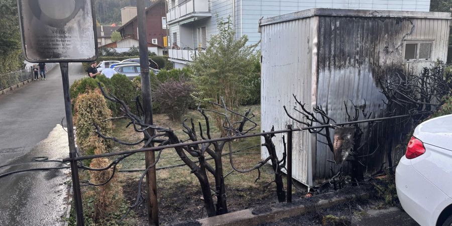 Das Feuer griff auf das angrenzende Gartenhaus über und beschädigte es.