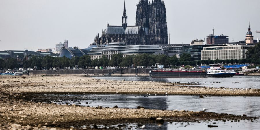 Die lange Trockenheit hat den Pegel des Rheins weiter fallen lassen. Bei Köln wurden Tiefststände erreicht. Im Bild zu sehen die Situation Ende Juli, die sich noch weiter zugespitzt h...