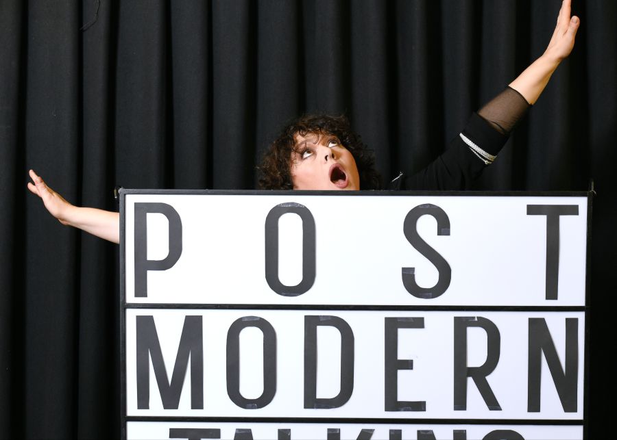 Patti Basler (im Bild) und Philippe Kuhn feiern mit «Postmodern Talking» ihr zehnjähriges Bestehen als Duo.
