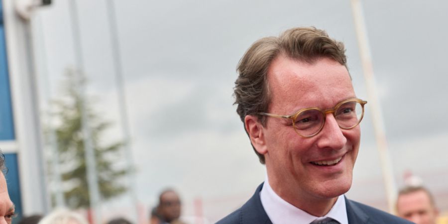 Hendrik Wüst (CDU), Ministerpräsident von Nordrhein-Westfalen, besucht das Werk Elmadag von Henkel. Wüst hält sich im Rahmen des 65. Jubiläums des deutsch-türkischen Anwerbeabkomm...