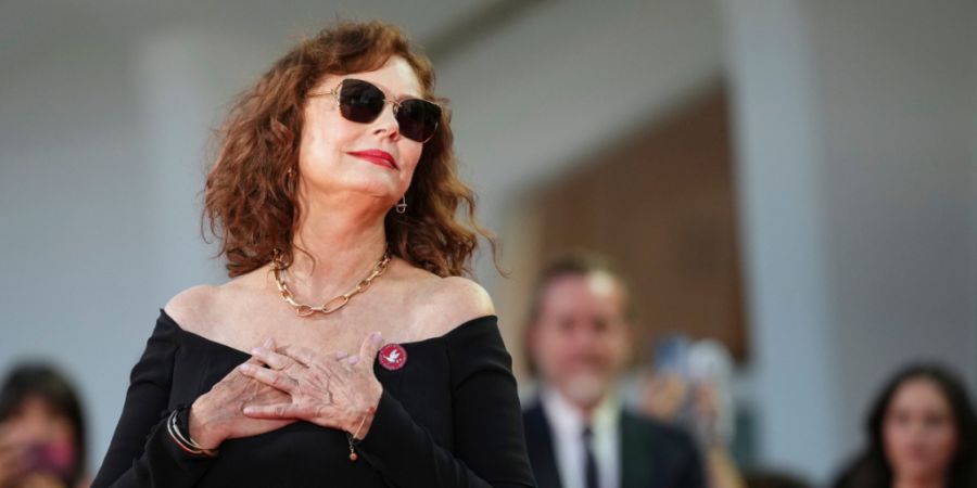 ARCHIV - Susan Sarandon posiert auf dem roten Teppich bei den 83. Filmfestspielen von Venedig. Foto: Alessandra Tarantino/Invision/dpa/Archivbild