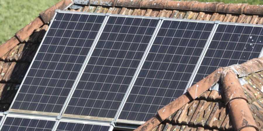 Im Kanton Schwyz ist nach Ansicht einer knappen Parlamentsmehrheit eine Solarpflicht nicht nötig. (Symbolbild)