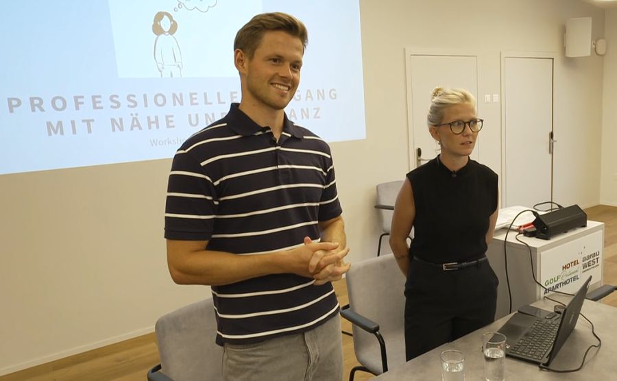 Der Workshop wird geleitet von der Sozial- und Sexualpädagogin Michèle Olloz und Marco Thaler, dem Profifussballer beim FC Aarau.