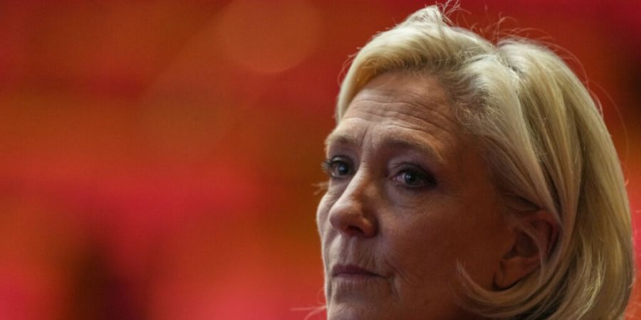 ARCHIV - Marine Le Pen, Fraktionsvorsitzende des Rassemblement National (RN) verfolgt die Debatten vor einem Misstrauensvotum in der Nationalversammlung. Foto: Thibault Camus/AP/dpa