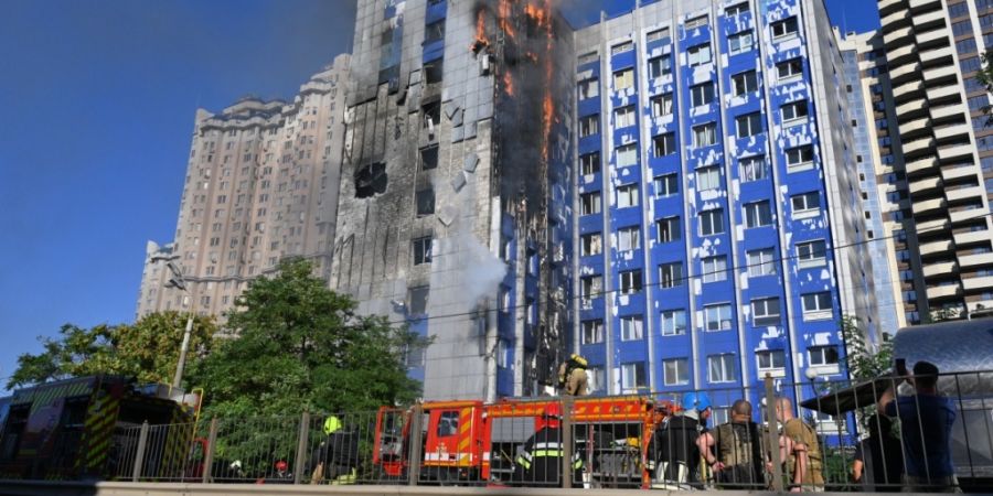 dpatopbilder - Ein Bürogebäude brennt nach einem russischen Drohnenangriff im Zentrum von Odessa. Foto: Michael Shtekel/AP/dpa