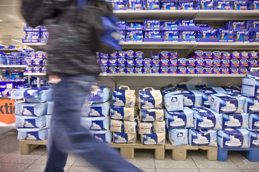 Die Grossverteiler Migros und Coop führen den Problem-Katzensand aber nach wie vor im Sortiment.