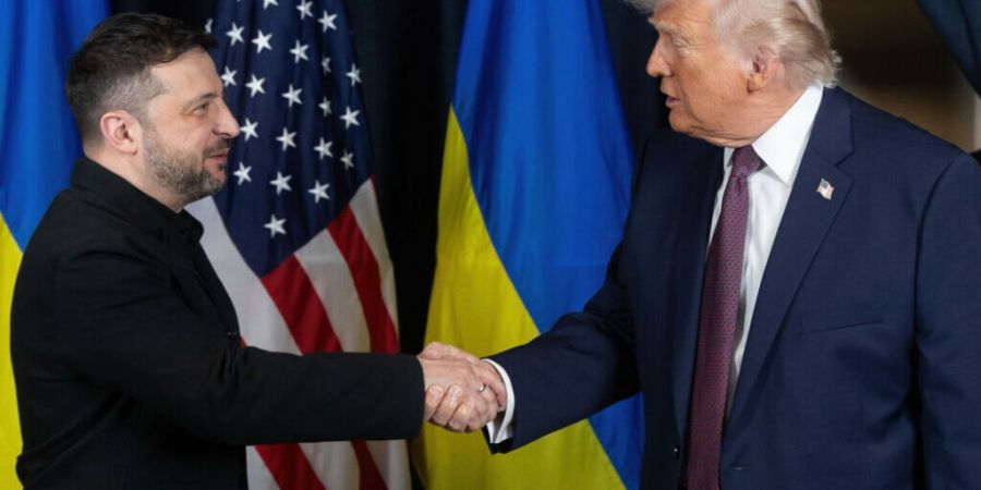 ARCHIV - US-Präsident Donald Trump (r) schüttelt dem ukrainischen Präsidenten Wolodymyr Selenskyj die Hand. Foto: Ukraine Presidency/Ukrainian Pre/Planet Pix via ZUMA Press Wire/dpa/...