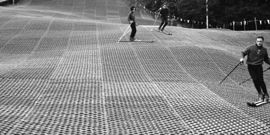 Vorwinterliches Skitraining auf der Bürstenpiste in Zürich. Ausgelegt wurde die Piste im Jahr 1966 vom Warenhaus Jelmoli. In den Herbstferien gab es sogar Skikurse für Kinder. (Archi...