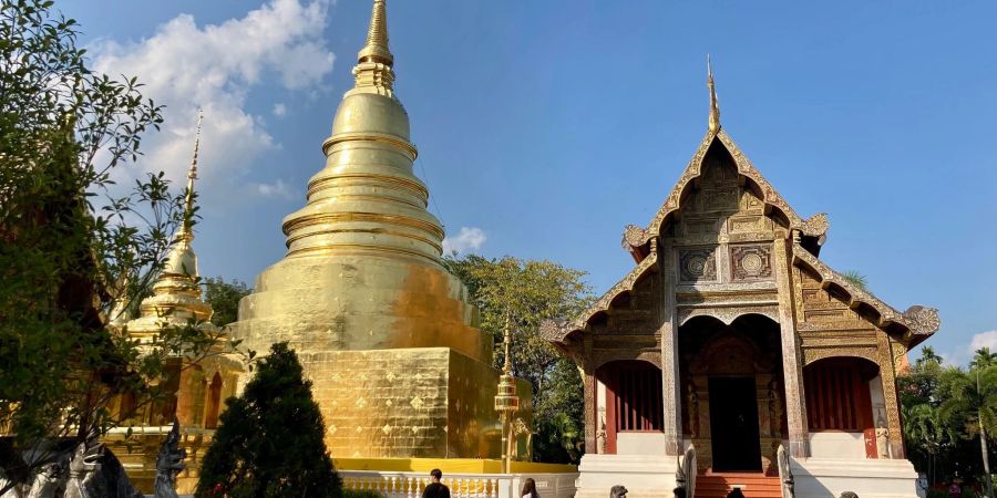 Touristen besuchen einen der unzähligen Tempel in Chiang Mai. Thailand lockert die Einreisebestimmungen. Urlauber aus 93 Ländern dürfen sich dann visumfrei 60 Tage lang in Thailand aufhalten, darunter auch aus Deutschland,