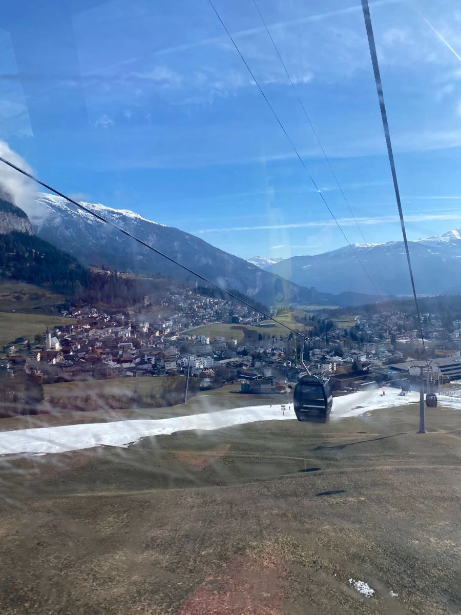 Ausblick aus einem Bähnli im Skigebiet Flims/Laax am 18. Februar 2024.