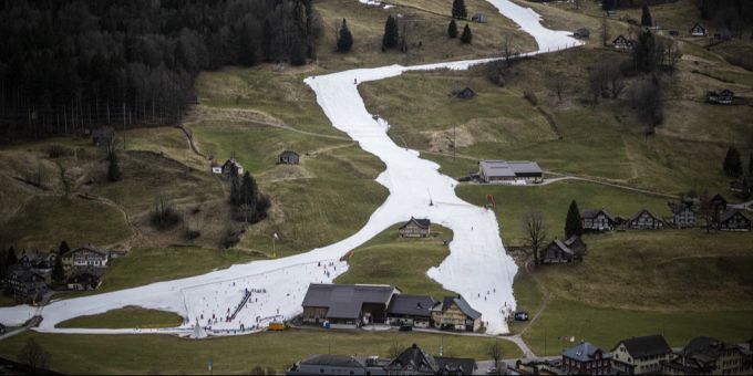 Die Talabfahrt des Skigebiets Chäserrugg in grüner Landschaft am Mittwoch, 7. Februar 2024. Chaserrugg
