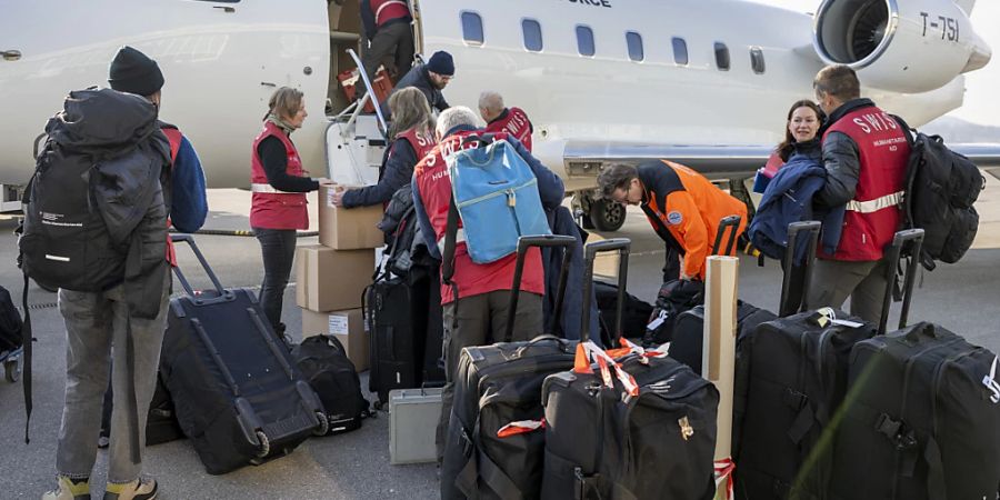 Ein weiteres Schweizer Expertenteam brach am Freitag vom Flughaven Bern-Belp aus auf in die Erdbebenregion in der Türkei.