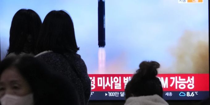 Eine Nachrichtensendung, die Archivaufnahmen eines Raketenstarts zeigen, wird auf einem Monitor im Bahnhof ausgestrahlt. Foto: Ahn Young-Joon/AP/dpa Eine Nachrichtensendung, die Archivaufnahmen eines Raketenstarts zeigen, wird auf einem Monitor im Bahnhof ausgestrahlt. Foto: Ahn Young-Joon/AP/dpa