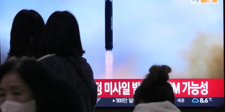 Eine Nachrichtensendung, die Archivaufnahmen eines Raketenstarts zeigen, wird auf einem Monitor im Bahnhof ausgestrahlt. Foto: Ahn Young-Joon/AP/dpa