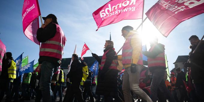 Die zweite Verhandlungsrunde in dem Tarifkonflikt ist für den 22. und 23. Februar geplant. Die zweite Verhandlungsrunde in dem Tarifkonflikt ist für den 22. und 23. Februar geplant.